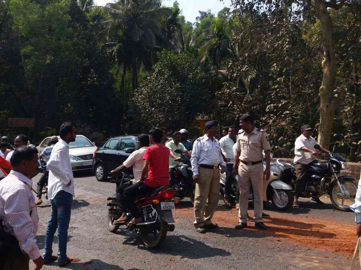 चक्काजाम आंदोलनाचा गृहराज्यमंत्री दीपक केसरकरांना फटका 