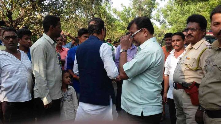 दरम्यान, मुंबई-गोवा महामार्गांवर कुडाळ पावशी येथे चक्का जाम आंदोलनासाठी महामार्गांवर झाडे तोडून रस्त्यावर आडवी टाकण्यात आली होती.