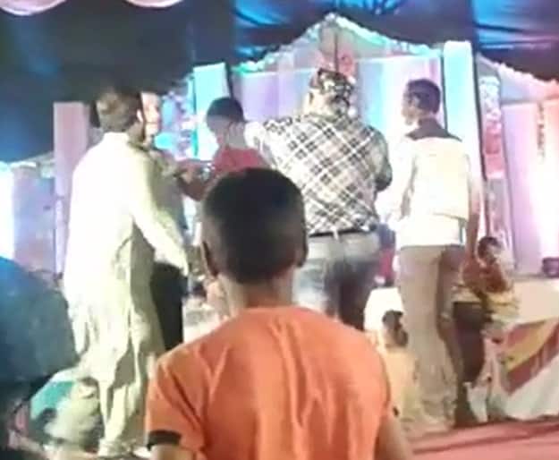 Police Arrest To Chain Snatcher चोराच्या मुसक्या आवळण्यासाठी पोलीस चोराच्याच लग्नात नाचले!