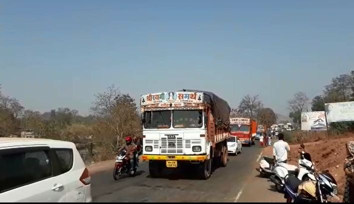 Broken Electric Wire Kills Bike Rider On Mumbai Goa Highway तुटलेली विजेची तार मानेतूर आरपार, रत्नागिरीत दुचाकीस्वाराचा मृत्यू