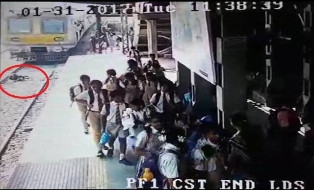 VIDEO : मुंबईत विक्रोळी स्टेशनवर लोकलसमोर आत्महत्येचा प्रयत्न