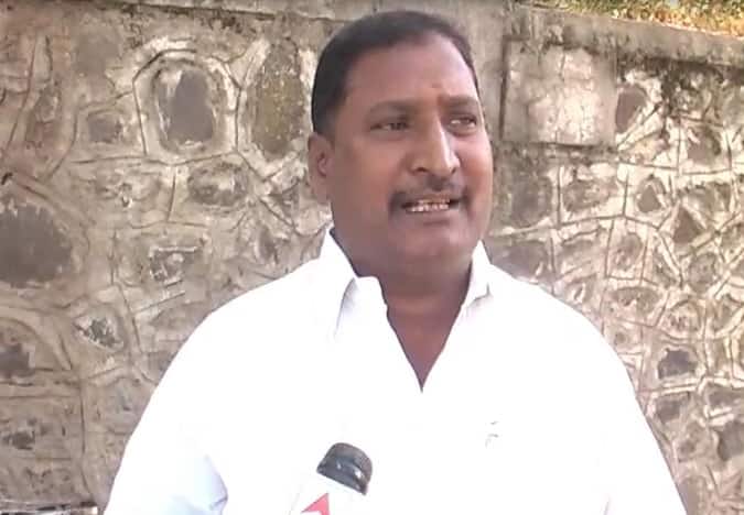 ‘प्रणिती शिंदेंकडून सूडाचं राजकारण’, सोलापूरच्या माजी महापौरांचा आरोप