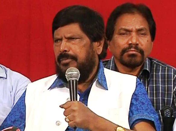 'सत्ता आल्यास अडीच वर्ष महापौरपद हवं', आठवलेंची भाजपकडे मागणी