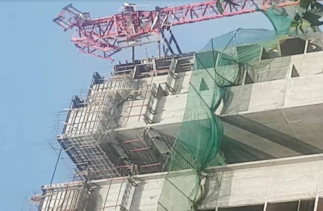 हिंजवडीत बांधकाम सुरु असलेल्या इमारतीवरुन क्रेन पडली! Crane Fall Down From Building During Constrution हिंजवडीत बांधकाम सुरु असलेल्या इमारतीवरुन क्रेन पडली!