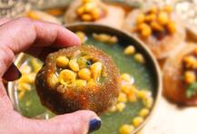 पाणीपुरीची चव वाढवण्यासाठी टॉयलेट क्लिनरचा वापर, विक्रेत्याला जेल