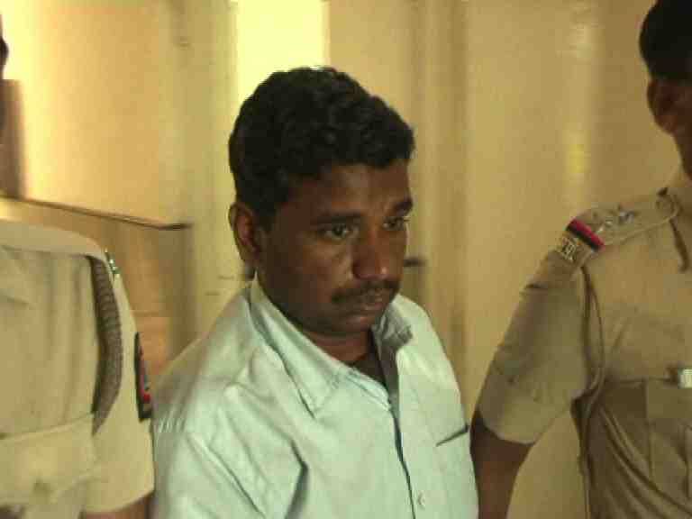Accused Killed Wife 3 Children In Ahmednagar अहमदनगरमध्ये पत्नीसह तीन मुलांची हत्या