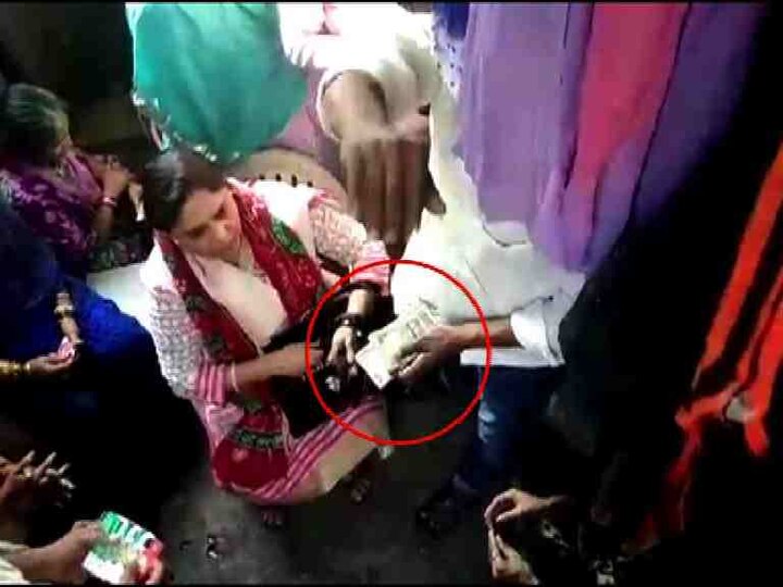 Ayesha Shaikh Video During Giving Money To Voters Goes Viral 'सपा'च्या उमेदवार आयेशा शेख यांचा पैसे वाटतानाचा व्हिडिओ व्हायरल