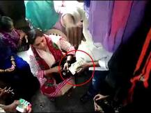 \'सपा\'च्या उमेदवार आयेशा शेख यांचा पैसे वाटतानाचा व्हिडिओ व्हायरल