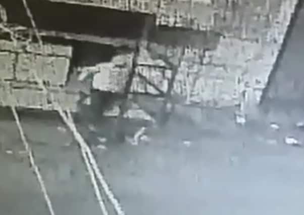 उल्हासनगर: पोलीस आयुक्त कार्यालयाजवळ चोरट्यांनी 3 दुकानं फोडली! Theft At Three Store In Ulhasnagar उल्हासनगर: पोलीस आयुक्त कार्यालयाजवळ चोरट्यांनी 3 दुकानं फोडली!