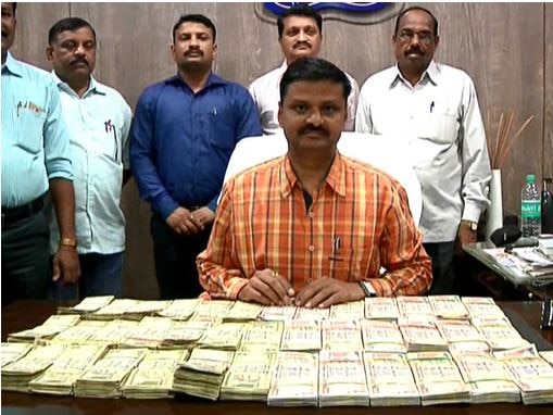 Rs 500 1000 Old Currency Seized In Thane ठाण्यातून जुन्या पाचशे आणि हजार रुपयाच्या 29 लाख 97 हजाराच्या नोटा जप्त