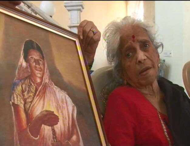 Kolhapur Model In World Famous Glow Of Hope Portrait Completes Hundred कोल्हापूरच्या जगप्रसिद्ध कलाकृतीतील मॉडेलचं शंभरीत पदार्पण