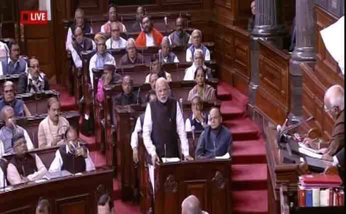 - स्वातंत्र्यानंतरच्या 70 वर्षात जवळपास 35 वर्षे देशाची अर्थव्यवस्था माजी पंतप्रधान मनमोहन सिंह यांच्याकडे होती. मात्र त्यांच्यावर भ्रष्टाचाराचा एकही डाग नाही. त्यामुळे बाथरुममध्ये रेनकोट घालून अंघोळ कशी करावी, ते मनमोहन सिंहांकडून शिकावं- मोदी