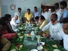 सोन्याच्या ताटावरुन केळीच्या पानावर, काँग्रेस नेत्यांच जेवण