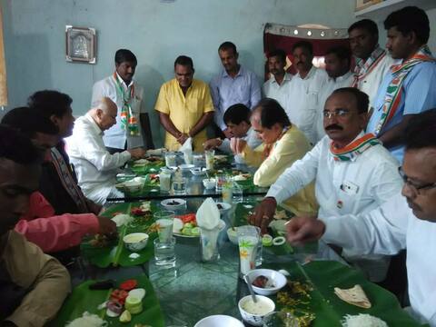 सोन्याच्या ताटावरुन केळीच्या पानावर, काँग्रेस नेत्यांच जेवण सोन्याच्या ताटावरुन केळीच्या पानावर, काँग्रेस नेत्यांच जेवण