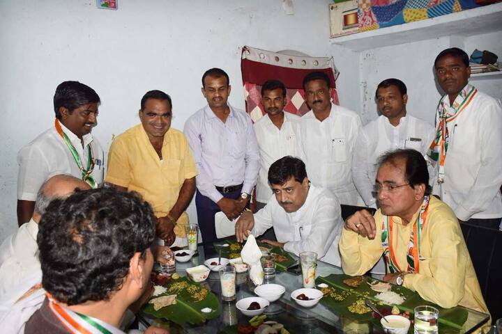 मात्र आज काँग्रेस नेत्यांनी चक्क केळीच्या पानात जेवण घेतल्यानं आश्चर्य व्यक्त केलं जात आहे.