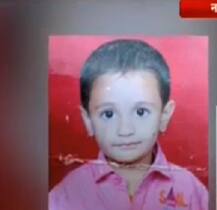 धावत्या स्कूल व्हॅनमधून पडून ४ वर्षाच्या चिमुकल्याचा मृत्यू