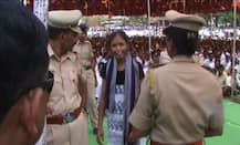 मला स्टेजवर जाऊन भाषण करायचंय, मुख्यमंत्र्यांच्या सभेत मुलीचा हट्ट