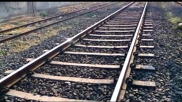 मुंबईत रेल्वे रुळांशेजारी तारांचे कुंपण