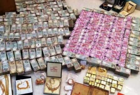 Income Tax Detects Rs 120 Crore Hidden Income In Raid On Karnataka Congress Mla कर्नाटकमध्ये आमदाराच्या घरातून 120 कोटीची काळी माया जप्त