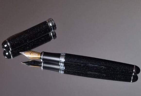 पेननेच मोबाईल चार्ज होणार, जगातला पहिला प्रयोग Charge Your Phone And So Much More With This Cool Little Pen पेननेच मोबाईल चार्ज होणार, जगातला पहिला प्रयोग