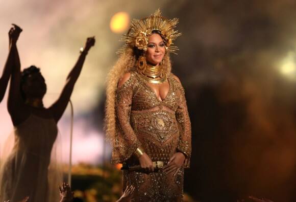 Pregnant Beyonce Storms The Grammys Stage VIDEO : ग्रॅमी अवॉर्ड्समध्ये प्रेग्नंट बियोन्सच्या परफॉर्मन्सने सगळेच अवाक्