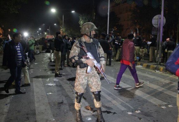 Pakistan Blast Rocks Lahores Mall Road 13 Including Senior Cops Killed लाहोरमध्ये विधानसभेजवळ बॉम्बस्फोट, 13 जणांचा मृत्यू