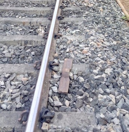 Iron Plate Found On Railway Track In Kharepatan Kokan Railway कोकण रेल्वेवरील खारेपाटणजवळ रुळावर लोखंडी प्लेट