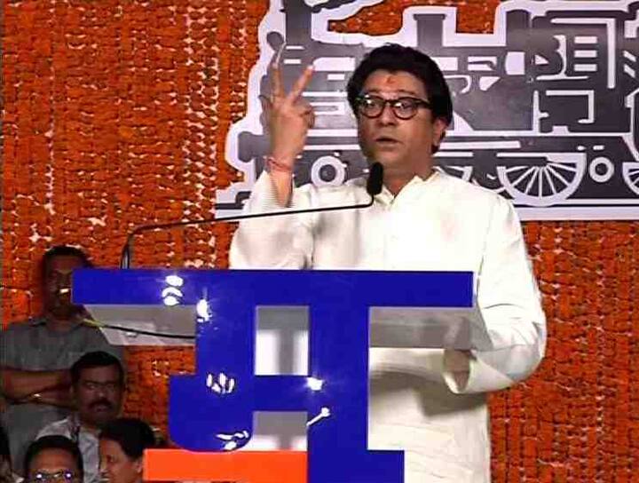 पंतप्रधान मोदींनी 8 नोव्हेंबरला नोटाबंदी केल्यानंतर 50 दिवसानंतर नवा भारत दिसेल असं सांगितलं होतं. मात्र तीन महिने झाले, पण काही बदलल्याचं दिसतंय का, असा सवालही राज ठाकरेंनी केला. नोटाबंदीच्या मुद्द्यावरुन त्यांनी केंद्र सरकारवर निशाणा साधला.