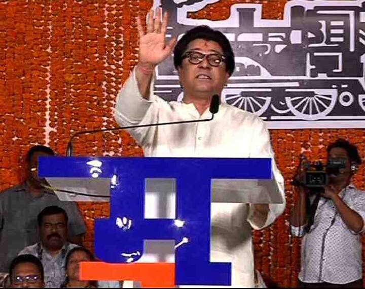 पाच राज्यात निवडुका चालू आहेत. सगळीकडे कोट्यावधींचा व्यवहार रोखीने होतोय. कॅशलेस भारत कुठे गेला?, नोटाबंदीने काही दिलं तर नाहीच, शिवाय अनेकांच्या नोकऱ्या गेल्या. एटीएमच्या रांगेत निष्पाप लोकांचे जीव गेले, असं राज ठाकरे म्हणाले.