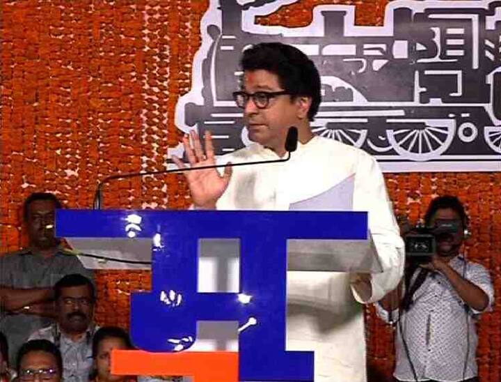 मुंबईत 100 कोटी रुपये दरवर्षी फक्त खड्डे बुजवायला दिले जातात. खड्डे बुजवायला एवढे पैसे देणारी मुंबई देशातील एकमेव महापालिका आहे, असं राज ठाकरे म्हणाले. 
