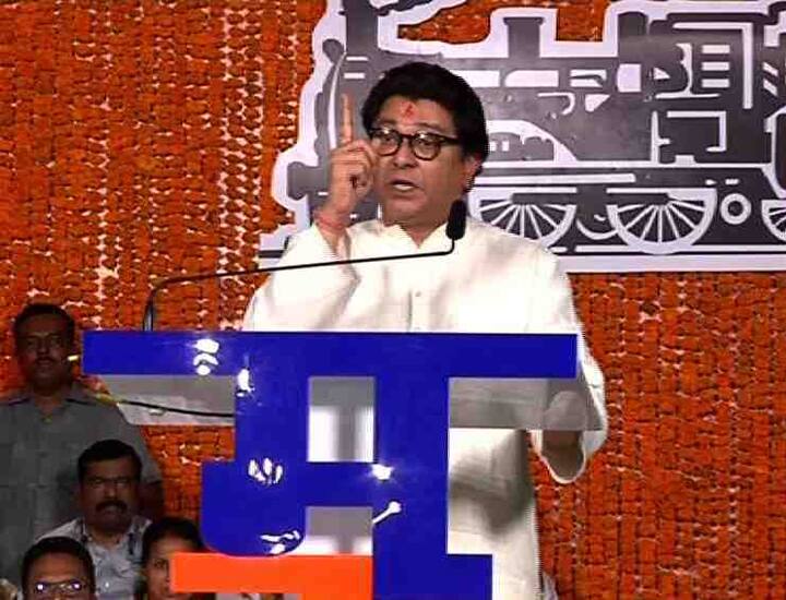 मुंबईत शिवसेनेने भ्रष्टाचार केला असेल. पण भाजपही त्यांच्यासोबत सत्तेत आहे. शिवसेनेवर टीका करण्याचा भाजपला अधिकार नाही. भाजपच्या खिशात काही तरी गेलचं असेल ना, असा सवाल राज ठाकरेंनी केला.