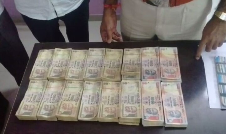 2 Crore 25 Lacs Old Currency Notes Siezed In Raigad Latest Update रायगडच्या सुधागड पालीत सुमारे सव्वादोन कोटींच्या जुन्या नोटा जप्त
