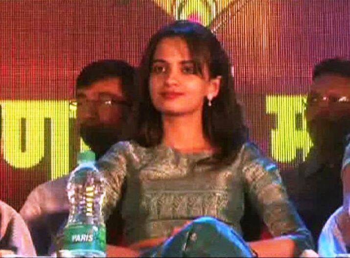 केतकीला चाहत्यांचा मनस्ताप, वडिलांचं पोलिस महासंचालकांना पत्र Ketki Mategaonkars Fans Create Chaos In Jalgaon केतकीला चाहत्यांचा मनस्ताप, वडिलांचं पोलिस महासंचालकांना पत्र