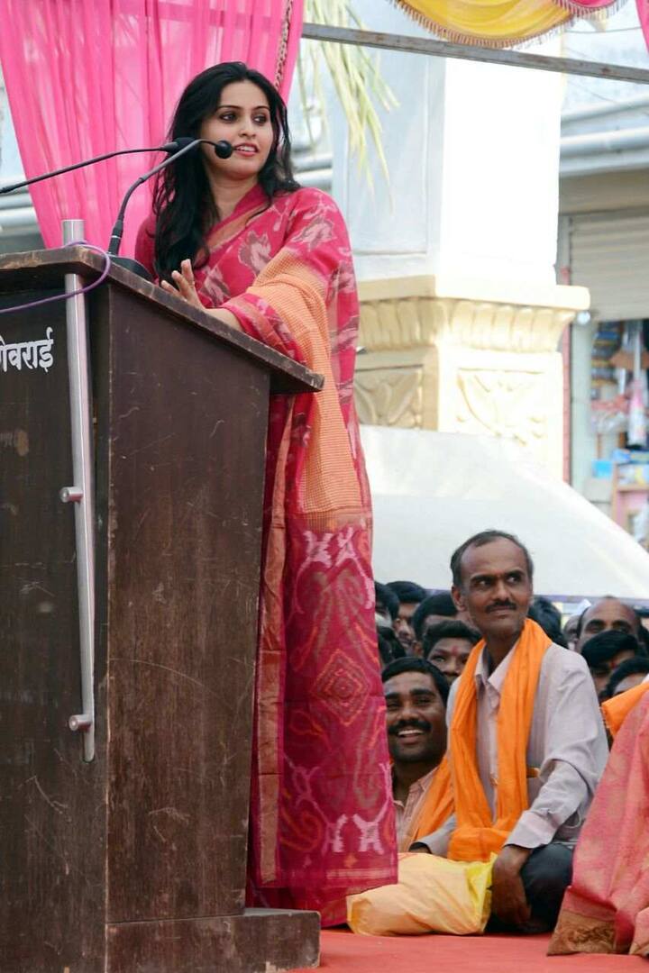 शिवसेनेच्या प्रचारादरम्यान सुरभीने जाहीर सभेला संबोधित केलं. या सभेच्या माध्यमातून सुरभीने उपस्थित मतदारांना ‘जय म्हल्हार’चं कथानक ऐकवून मतदान करण्याचं आवाहन केलं. यावेळी तीर्थपुरीमध्ये सुरभीला बघण्यासाठी नागरिकांनी मोठी गर्दी केली होती.