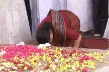 आत्मसमर्पणाआधी शशिकला अम्मांच्या समाधी स्थळावर