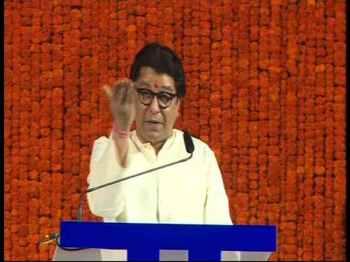 आयुक्त सांगतात डंम्पिंग ग्राऊंडचा प्रश्न 3 महिन्यात सोडवतो आणि मुख्यमंत्री म्हणतात 1 वर्ष लागेल, मुख्यमंत्र्यांना नेमकी अडचण काय आहे?, असा सवाल राज ठाकरेंनी केला. 