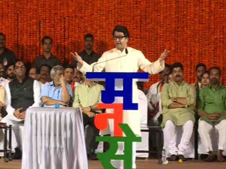 ''दिव्यातील काही भागातील रहिवासी ट्रेनने मुंब्र्याला जाऊन पाणी आणतात. काय भीषण परिस्थिती आहे ही, वीज, रस्ते, पाणी यांसारख्या सुविधा तुम्हाला वर्षानुवर्षे मिळत नसतील तरीही तुम्ही प्रश्न विचारणार नाही?'', असा सवाल राज ठाकरेंनी जनतेला केला.