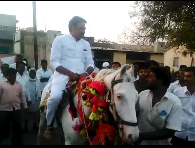 Congress Leader Harshwardhan Patil Campaigns By Horse Riding माजी सहकार मंत्री हर्षवर्धन पाटील यांचा घोड्यावरुन प्रचार