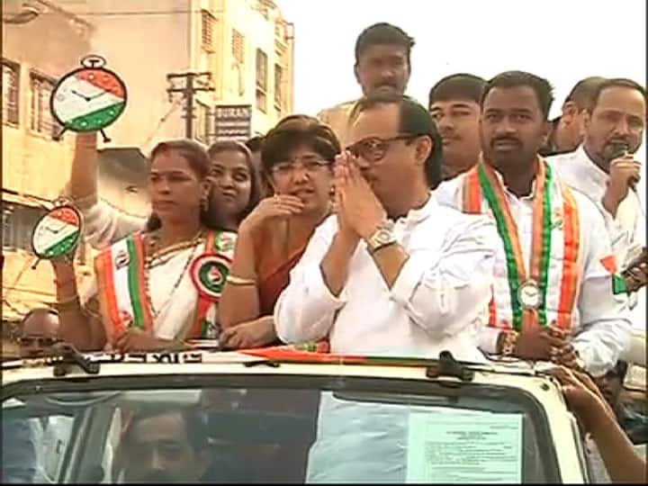 नाना पेठमध्ये आयोजित या रोड शोमध्ये राष्ट्रवादीच्या कार्यकर्त्यांनी मोठ्या संख्येनं हजेरी लावली.