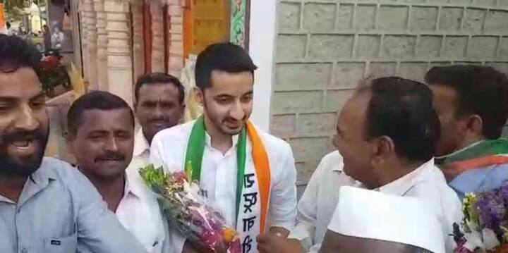 रोहितच्या प्रचारासाठी अजित पवारांचा मुलगा जय पवारने बाईक रॅली काढली.