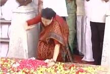 जयललितांच्या समाधीवर शशिकलांनी रागाने हात आपटले, कारण...