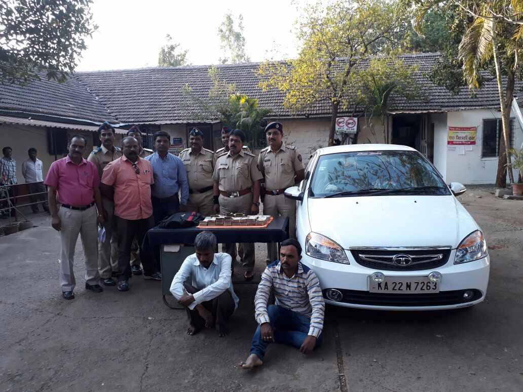 33 Lacs Old Currency Seized In Kolhapur कोल्हापुरात 33 लाखांच्या जुन्या नोटा जप्त, दोघांना अटक