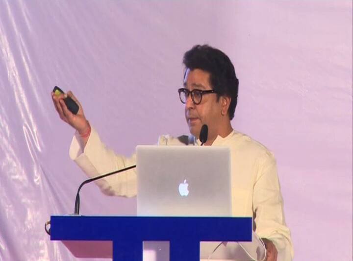 जीव्हीके समूहाला विनंती केली आणि त्यांनी तात्काळ बाळासाहेबांच्या ऐतिहासिक शस्त्र संग्रहालयाला सीएसआरमधून निधी दिला. बाळासाहेबांचं स्मारक त्यांना शोभेल असं असलं पाहिजे, म्हणूनच बाळासाहेब ठाकरे ऐतिहासिक शस्त्र संग्रहालय उभारलं, असं राज ठाकरेंनी सांगितलं.