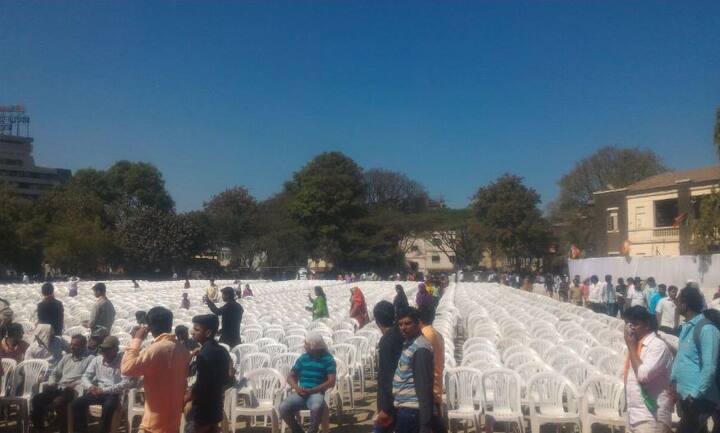 निवडणूक प्रचारासाठी मुख्यमंत्री देवेंद्र फडणवीस यांनी प्रचाराचा धडाका लावला आहे. त्यांच्या अनेक सभांना गर्दी होत असताना, इकडे पुण्यात मात्र हे चित्र पाहायला मिळालं.