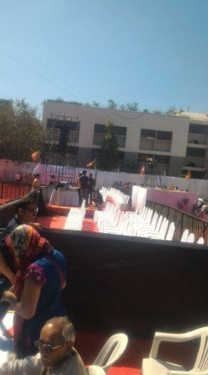 गर्दीच नसल्याने मुख्यमंत्री 15 मिनिटांपासून स्टेजवर गेले नाहीत. मुख्यमंत्री स्टेजच्या बाजूलाच खाली थांबल्याचं पाहायला मिळालं.