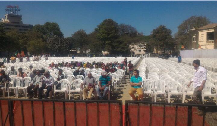 मुख्यमंत्री सभेसाठी आले, मात्र या सभेला अत्यंत तुरळक प्रतिसाद पाहायला मिळाला. दुपारच्या सभेसाठी मुख्यमंत्री येऊन 15 मिनिटे झाली, तरीही त्यांची सभा सुरु झाली नाही.