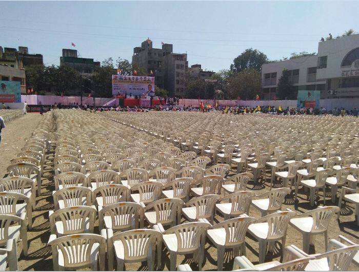 या सभेसाठी आणलेल्या असंख्य खुर्च्या तशाच रिकाम्या दिसत होत्या. मंचावर पालकमंत्री गिरीष बापट आणि भाजप शहर अध्यक्ष योगेश गोगावले होते. मात्र मुख्यमंत्री खालीच होते.