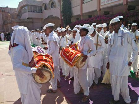 प्रकटदिनाच्या उत्सवासाठी एक हजार दिंड्यासह जवळपास दोन लाख भाविक शेगावात दाखल झाले आहेत.