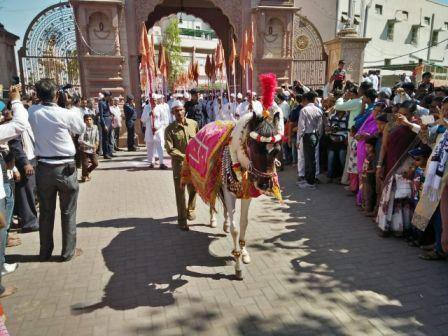 यावेळी गजानन महाराजांच्या पालखीचं दर्शन घेण्यासाठी भाविकांनी शेगावात मोठी गर्दी केली होती.