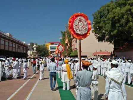 मंदिरातही गजानन महाराजांच्या दर्शनासाठी मोठ्या रांगा लागल्या आहेत
